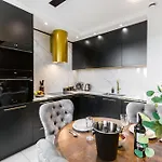 アパート Luxury Penthouse With Jacuzzi クラクフ