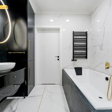 Luxury Penthouse With Jacuzzi דירה קרקוב